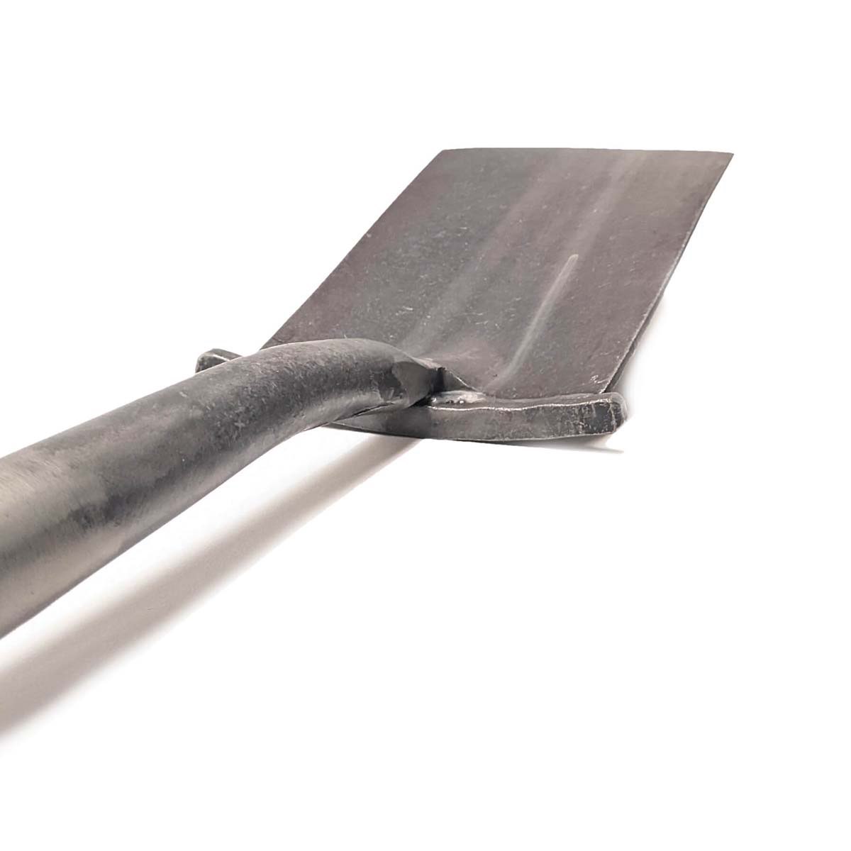 Robust stålskovl med fladt blad Flad, robust stålskovl til havearbejde