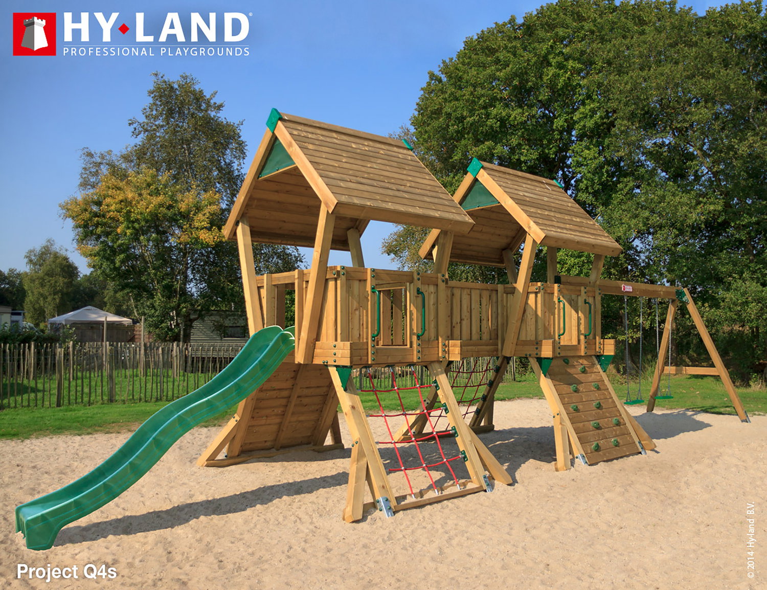 Hy-Land Q4s legeplads i træ til haven Stor Hy-Land Q4s trælegeplads med rutsjebane