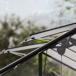 Detaljebillede af åben loftsventilation på Palram Canopia Triumph orangeri 16,00 m2 i antracitgrå, viser pulverlakeret aluminiumsramme og klare polycarbonat/akrylpaneler