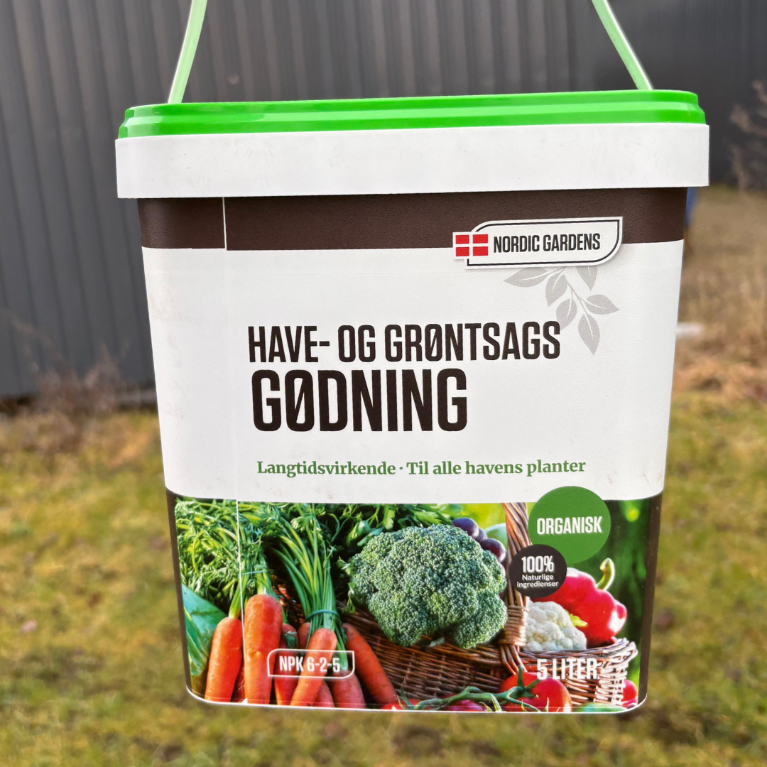 Spand med Nordic Gardens have- og grøntsagsgødning, 5 liter (NPK 6-2-5). Organisk langtidsvirkende universalgødning til blomster, frugt og grøntsager, emballage med billeder af gulerødder, broccoli og andre grøntsager.