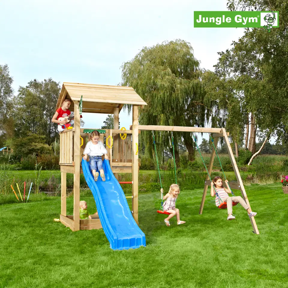 Jungle Gym Casa 2.1 legetårn med 2-swing modul og 220 cm blå rutsjebane Billede af Jungle Gym Casa 2.1 legetårn i træ med 2-swing gyngemodul, 220 cm blå rutsjebane, sandkasse under platform og børn der leger i en have