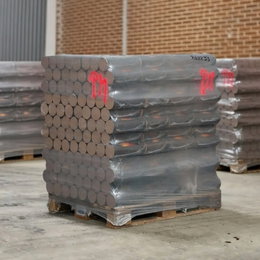 Deluxe Bøgebriketter Premium Plus 960 kg - hårdt pressede briketter af rent bøgetræ fra BMB, lav aske og høj varme Palle med Deluxe Bøgebriketter Premium Plus 960 kg fra BMB pakket i plast, hårdt pressede bøgebriketter af bøgesavsmuld, ca. 4500 kcal/kg brændværdi og under 0,9% aske