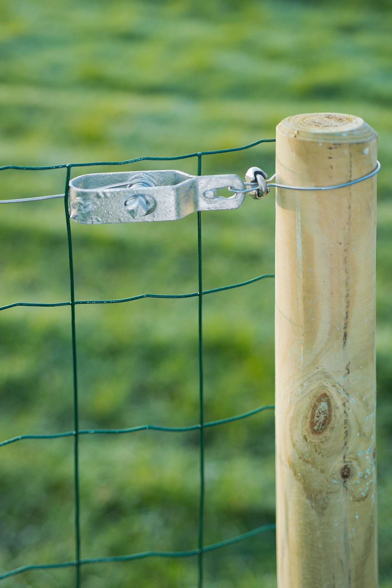 Galvaniseret hegnstråd Nature Ø0,9/1,4 mm x 30 m monteret på træpæl med net og spænder – fleksibel have- og opbindingstråd, rustbeskyttet