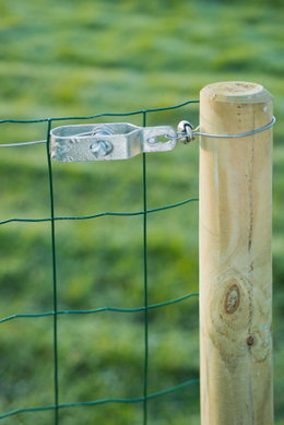 Galvaniseret hegnstråd Nature Ø0,9/1,4 mm x 30 m monteret på træpæl med net og spænder – fleksibel have- og opbindingstråd, rustbeskyttet