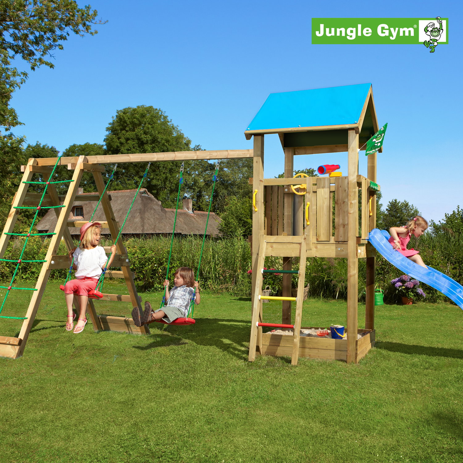 Jungle Gym legetårn med gynge og rutsjebane Børn leger på Jungle Gym legetårn med gynge og rutsjebane