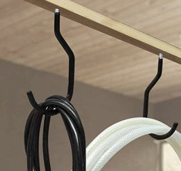 Metalkroge til ophæng af slanger i loft Sorte metalkroge ophængt med slanger i loft