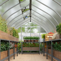 Inderlinje af Drivhus Bella 6 m² sølv fra Palram med klokkeformet tag, dobbeltdøre, hylder og potteplanter; aluminiumramme og klare dobbeltvæggede polycarbonatpaneler for isolering og lys