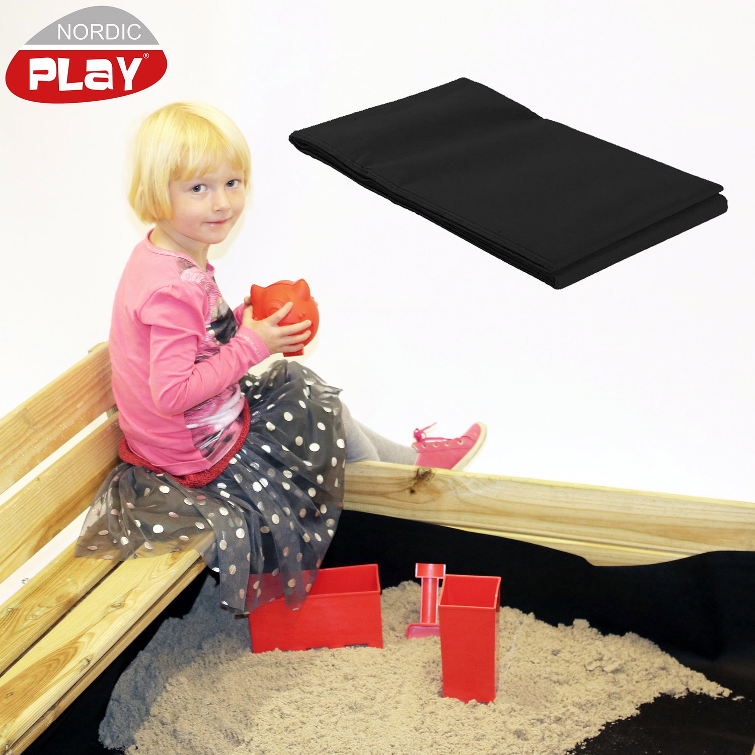 Barn leger i sandkasse med Nordic Play sort sandkassedug