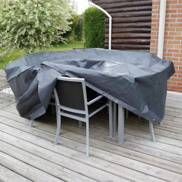 Gråt overtræk beskytter havemøbelsæt på terrasse