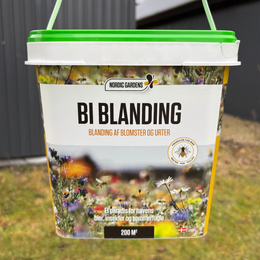 Blomsterblanding - Bi- og insektblanding 200 m² | Nordic Gardens Plastspand med Nordic Gardens Blomsterblanding, bi- og insektblanding til 200 m²; label med vilde blomster, bier og tekst om nektar/pollen – frøblanding af et- og flerårige blomster til haven og vejkanter