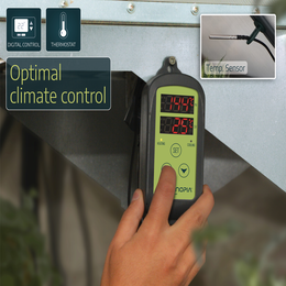 Digitalt termostat til klimastyring Person justerer digitalt termostat til klima kontrol