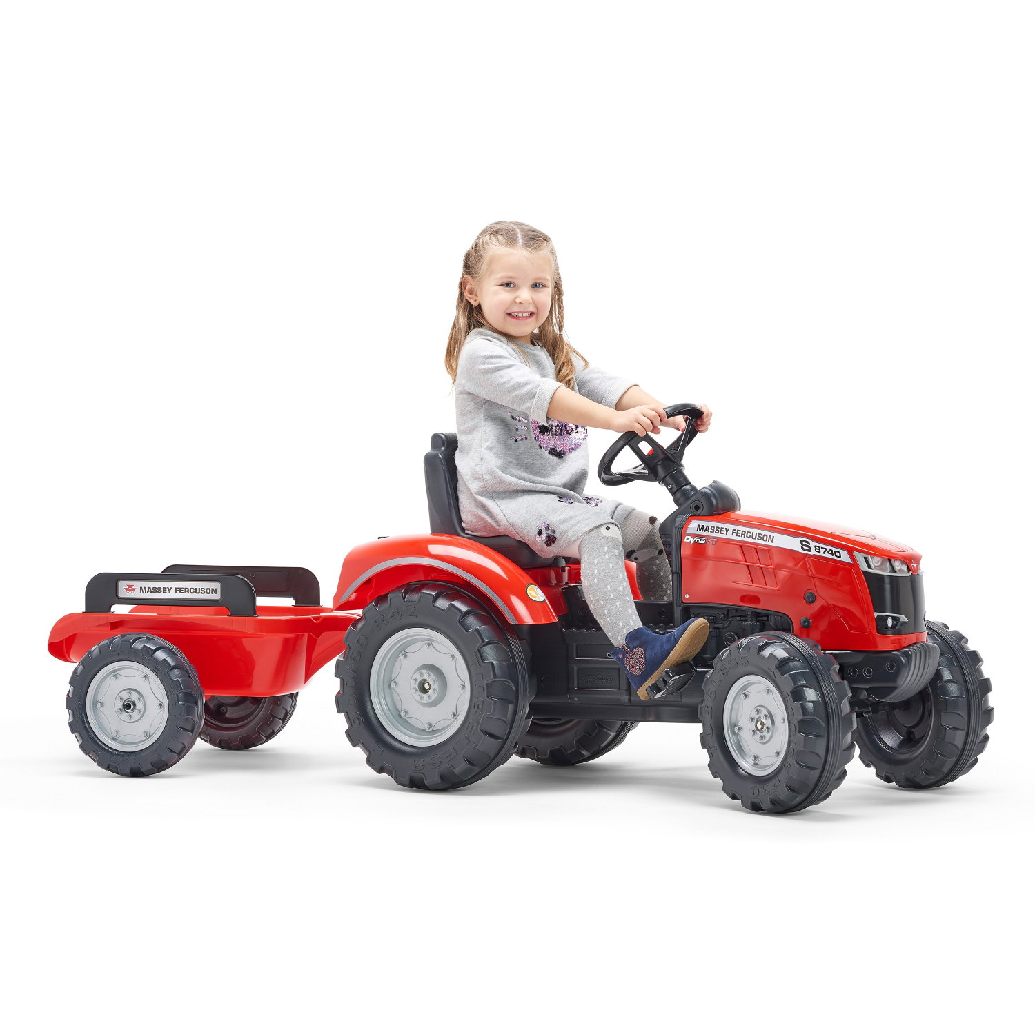 Barn kører på rød Massey Ferguson pedaltraktor med trailer