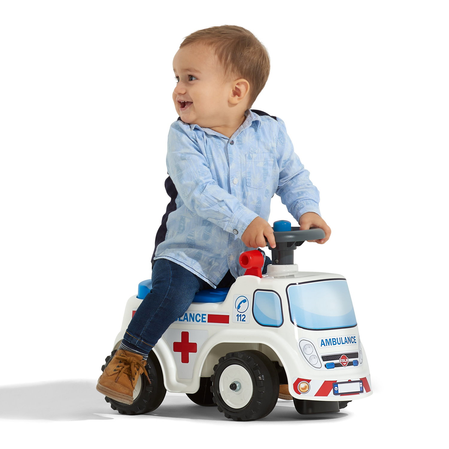 Løbecykel ambulance til små børn Lille barn leger på hvid legetøjsambulance