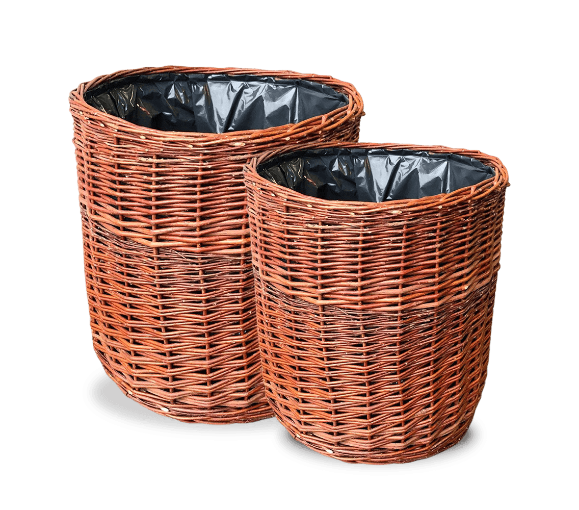 To runde flettede papirkurve i pil med plastpose