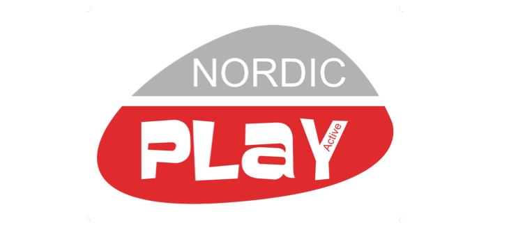 Nordic Play Active logo i rød og grå oval med teksten 'NORDIC' øverst og 'PLAY' i stor rød sektion