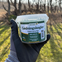 Plastbøtte med 40 Nordic Gardens Osmocote gødningskegler, NPK 16-8-12; selvdoserende, langtidsvirkende gødning til potteplanter, altanplanter og haveplanter