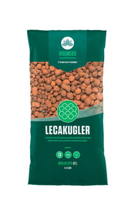 Pose med Holmebo Lecakugler 8–14 mm, 40 L, rødbrune leca-kugler i grøn emballage. Velegnet som dræn i krukker og til at blande i pottemuld for bedre luftning og fugtbevarelse