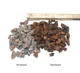Granitskærver tør og våd med målestok Granitskærver i tør og våd tilstand med tommestok