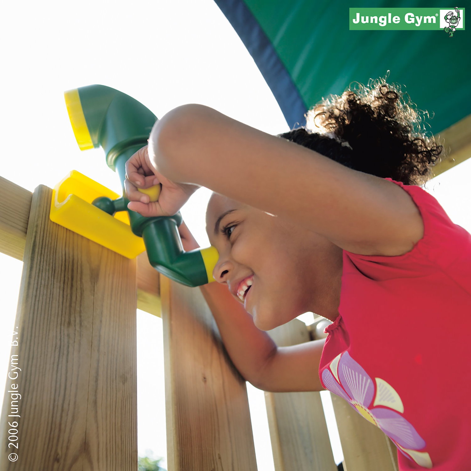 Jungle Gym legeteleskop til legeplads Barn leger med Jungle Gym legeteleskop på stativ