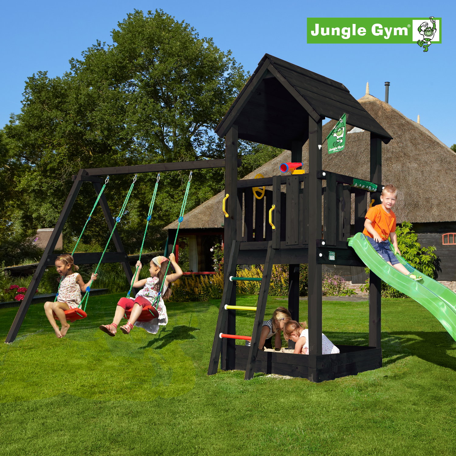 Jungle Gym Club legetårn komplet inkl. swing module xtra - grundmalet sort (uden rutschebane) Jungle Gym Club legetårn grundmalet sort med ægte trætag, gyngemodul med 2 gynger, klatrestige, sandkasse under tårnet og grøn rutsjebane på billedet (rutsjebane er ekskluderet i produktnavn).
