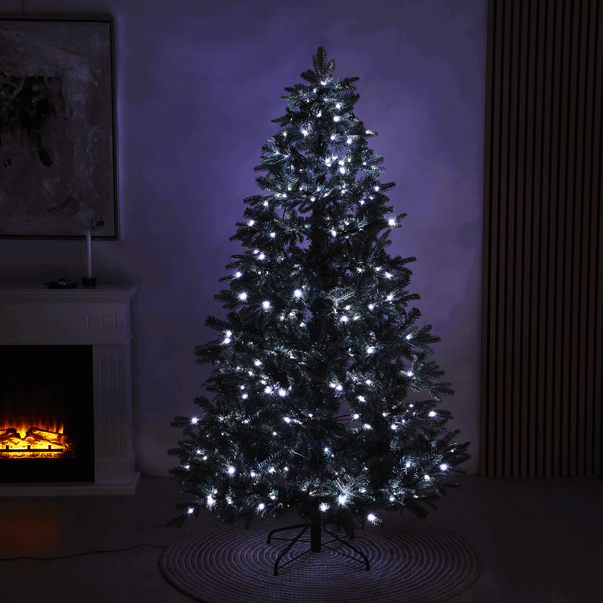 Oplyst kunstigt juletræ med kolde LED-lys
