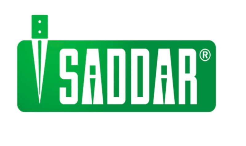 SADDAR-logo i grønt med hvide bogstaver og knivformet grafik til venstre