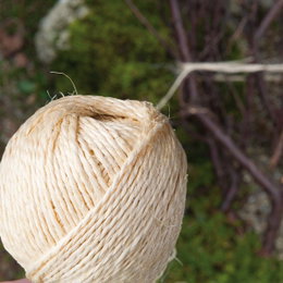 Natursnor i rulle til have og dekoration Beige natursnor i rulle til havearbejde og pynt