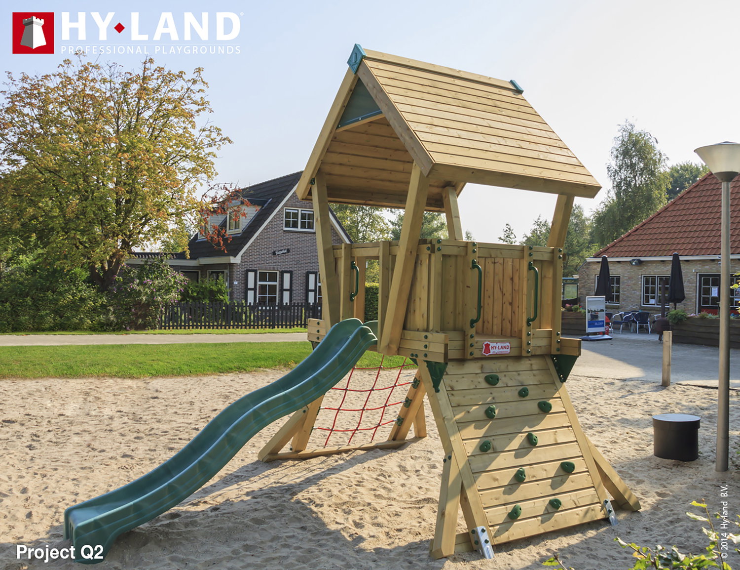 Hy-Land legeplads tårn med rutsjebane Træ legeplads med rutsjebane og klatrevæg fra Hy-Land