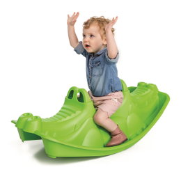 Plastvippe krokodille grøn - Paradiso Toys | Crocodile Rocker til 1-3 børn Barn sidder på grøn plastvippe formet som en krokodille fra Paradiso Toys (Crocodile Rocker). Robust indendørs/udendørs vippe, plads til op til 3 børn, nem at rengøre og flytte, fremmer motorisk leg.