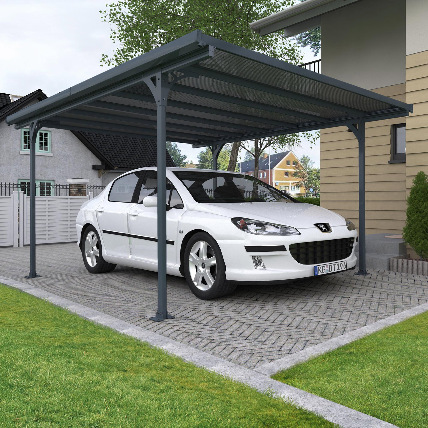 Hvid bil parkeret under dobbelt carport i stål