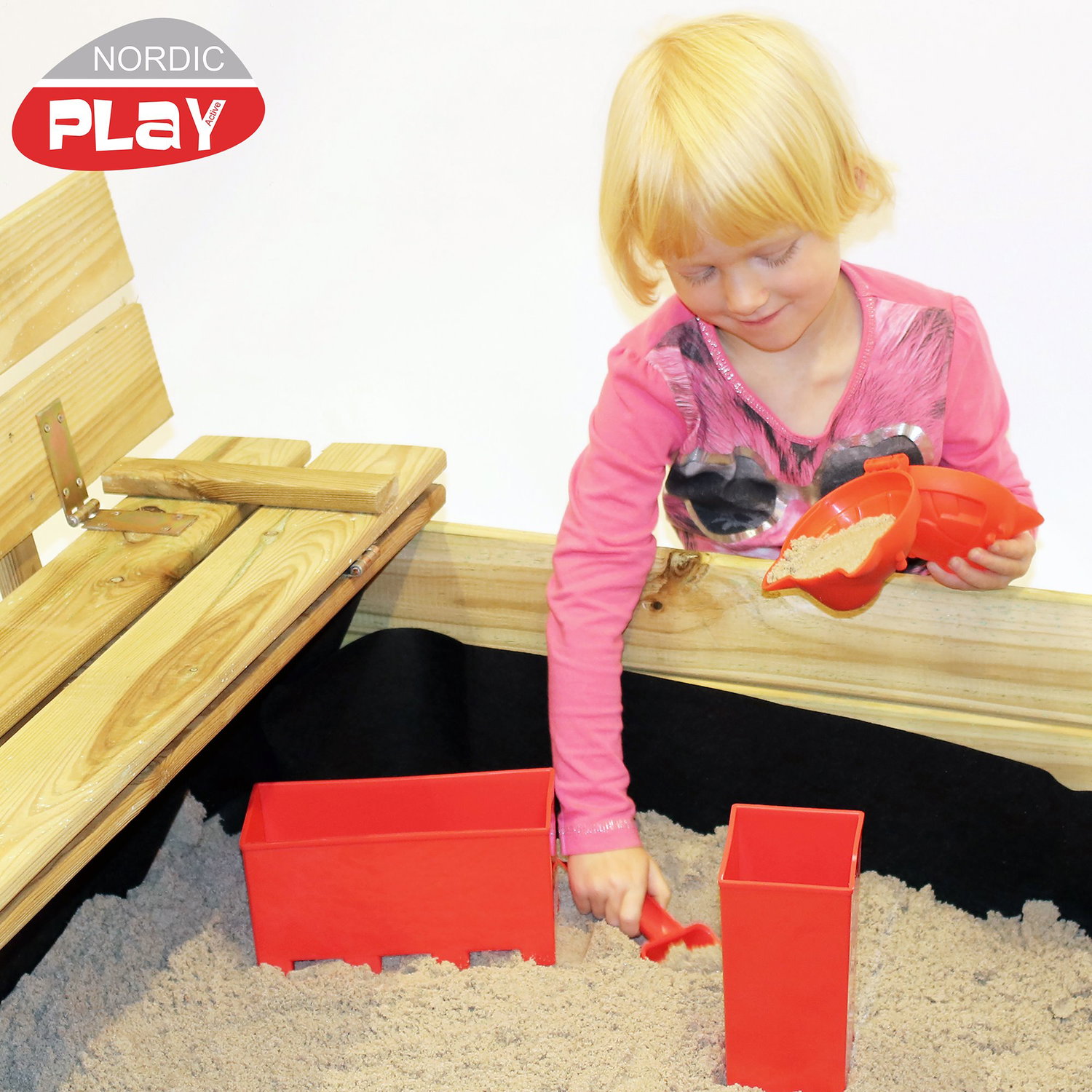 Smilende barn leger med sand i NORDIC PLAY sandkasse