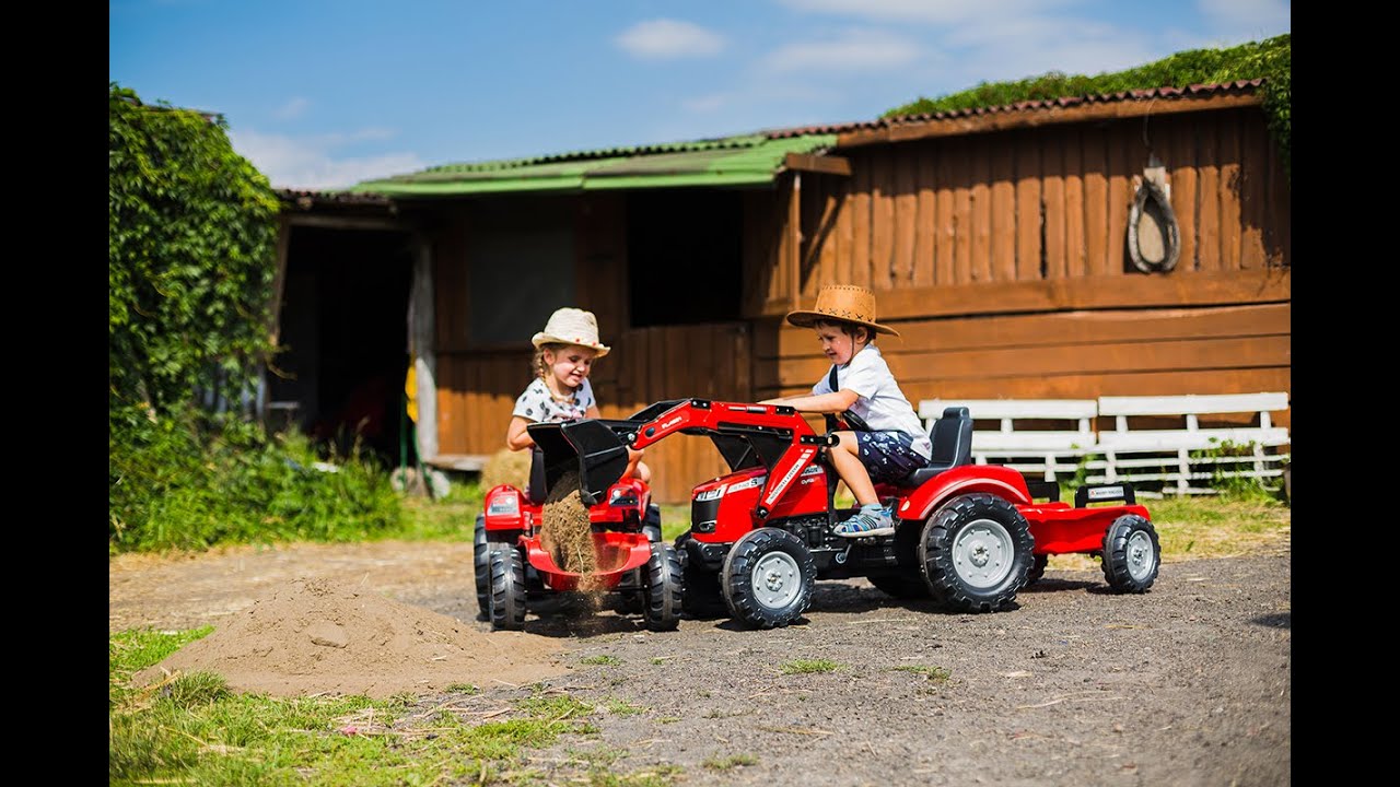 Massey Ferguson pedaltraktor inkl. vogn - FALK børnetraktor (3-7 år), rød S8740 pedalreplika To børn leger med rød Massey Ferguson pedaltraktor inkl. vogn og frontlæsser, hvor sand hældes i vognen; solid FALK pedalreplika af S8740 til 3-7 år, fremstillet i Frankrig