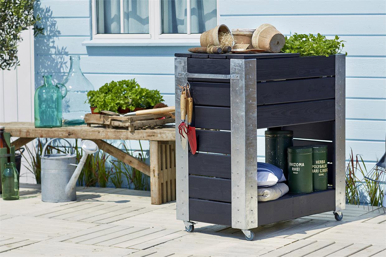 Mobil høj plantekasse i træ til altan og terrasse Sort høj plantekasse på hjul med krydderurter og opbevaring
