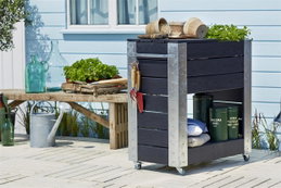 Mobil høj plantekasse i træ til altan og terrasse Sort høj plantekasse på hjul med krydderurter og opbevaring