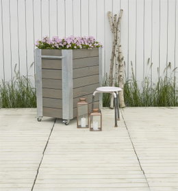 Høj rektangulær plantekasse i træ på hjul med blomster