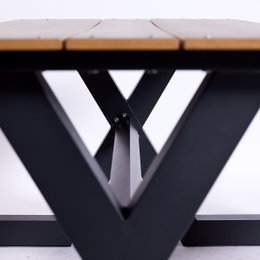 Bord-/bænkesæt X-model teak nonwood med antracit aluminiumsstel - HORTUS Detalje af X-formet antracitfarvet aluminiumsstel og teakfarvet nonwood bordplade fra HORTUS bord-/bænkesæt X-model, robust og vejrbestandigt design