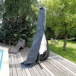Beskyttelsesovertræk til parasol på terrassen Gråt beskyttelsesovertræk til haveparasol ved poolen