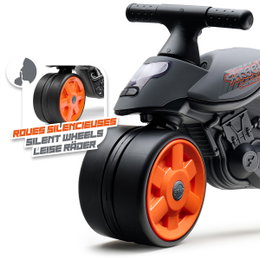 FALK Street Champion børnemotorcykel sort med støjsvage EVA-hjul til 1–3 år Nærbillede af FALK Street Champion børnemotorcykel i sort med store orange EVA-hjul, støjsvage dæk og ergonomisk styr – robust balancecykel til børn 1–3 år, produceret i genanvendelig plast i Frankrig