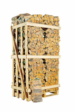 Dansk Nåletræ i sække - 110 poser á 30 L | Dansk Brænde Palle med dansk nåletræ pakket i 110 netposer á 30 liter, klart til transport og butikssalg; produkt fra Dansk Brænde