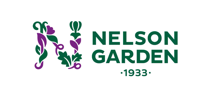 Nelson Garden logo med dekorativt blad- og blomstermotiv i grøn og lilla og årstallet 1933 Nelson Garden logo med dekorativt blad- og blomstermotiv i grøn og lilla samt teksten "Nelson Garden 1933"