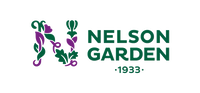 Nelson Garden logo med dekorativt blad- og blomstermotiv i grøn og lilla og årstallet 1933 Nelson Garden logo med dekorativt blad- og blomstermotiv i grøn og lilla samt teksten "Nelson Garden 1933"
