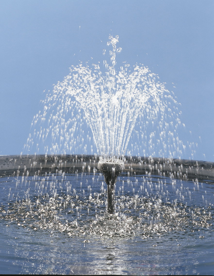 Vandsprinkler sprøjter vand over haven