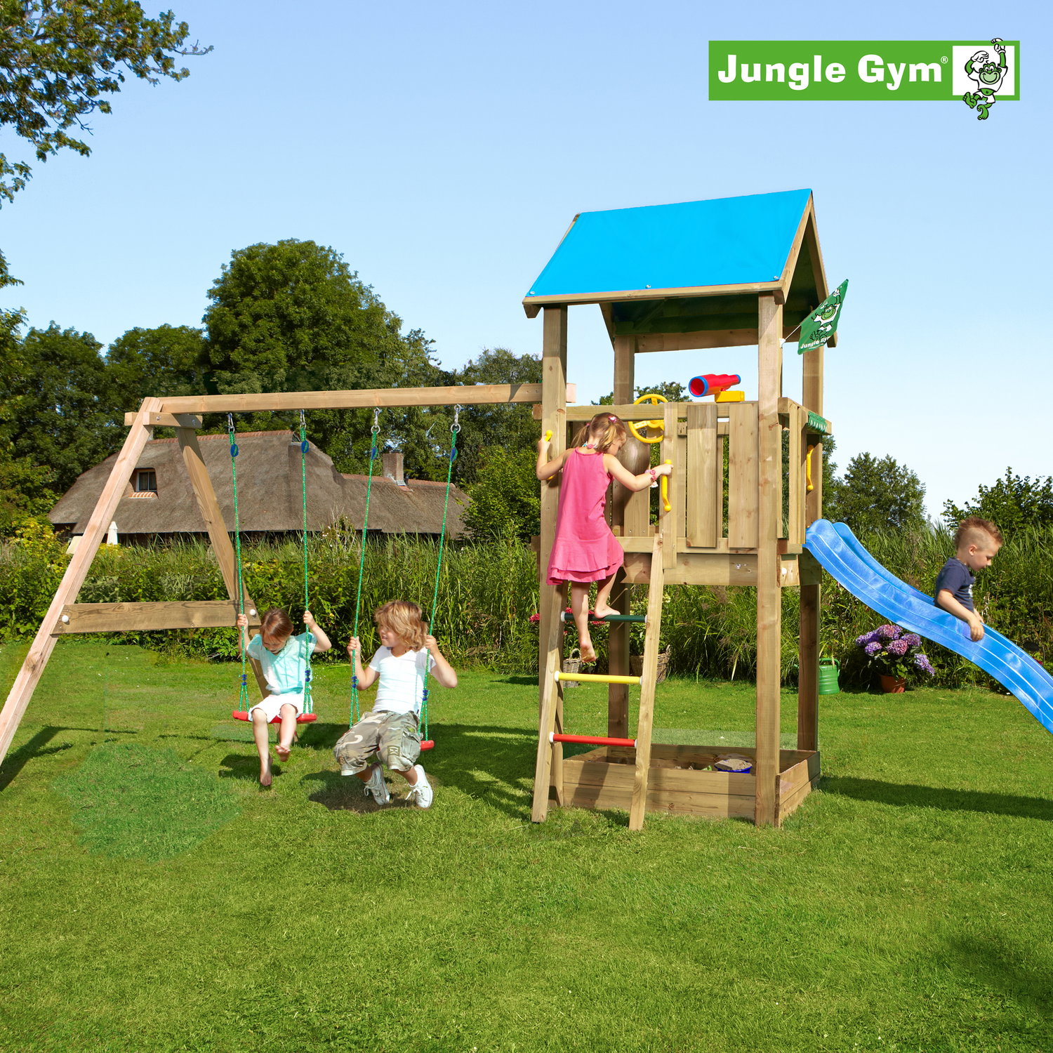 Jungle Gym legetårn med gynge og rutsjebane Børn leger på Jungle Gym legetårn med gynge og rutsjebane