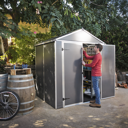 Gråt haveskur i metal med dobbeltdør Mand åbner gråt haveskur med opbevaring indeni