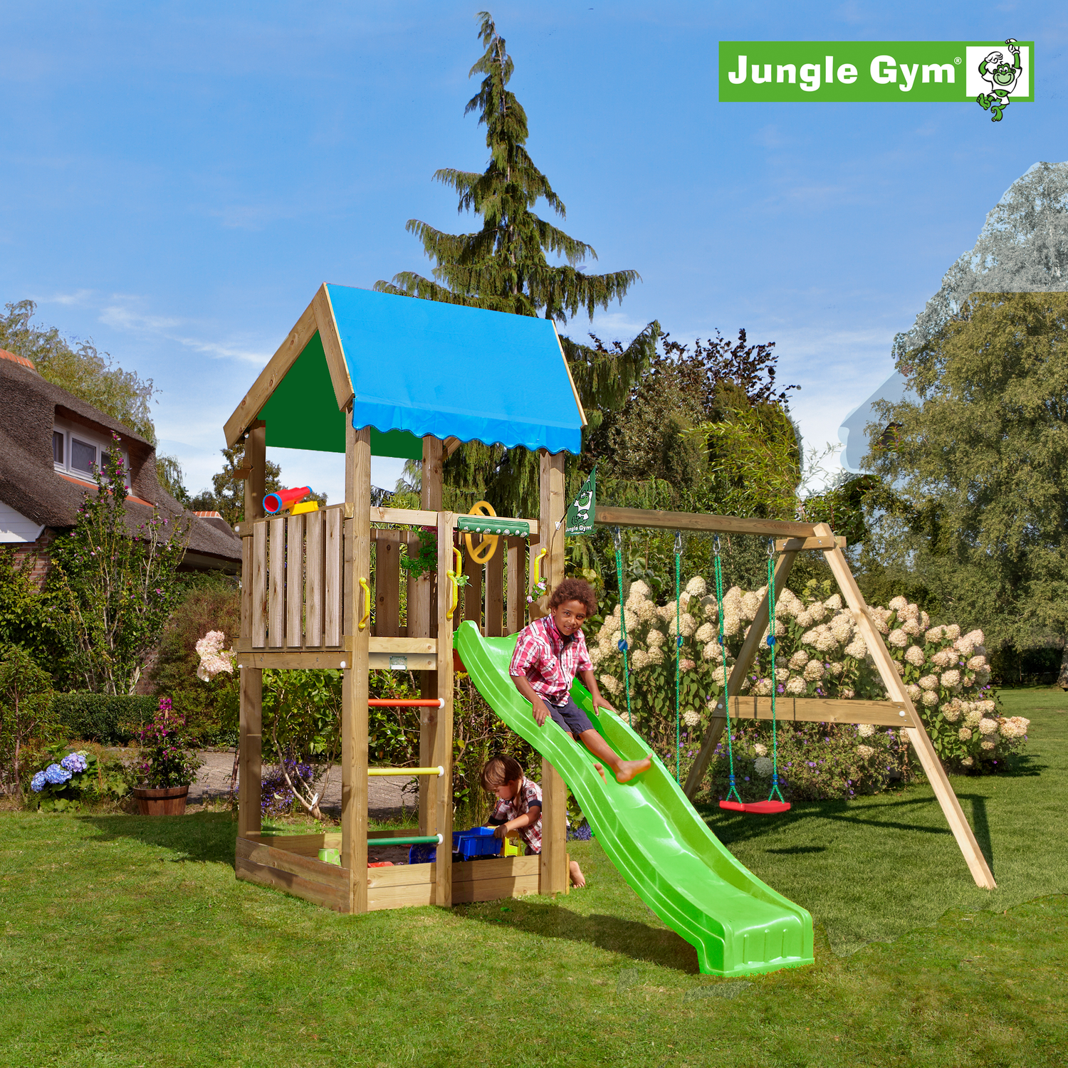 Jungle Gym legetårn med rutsjebane og gynger Børn leger på Jungle Gym legetårn med rutsjebane