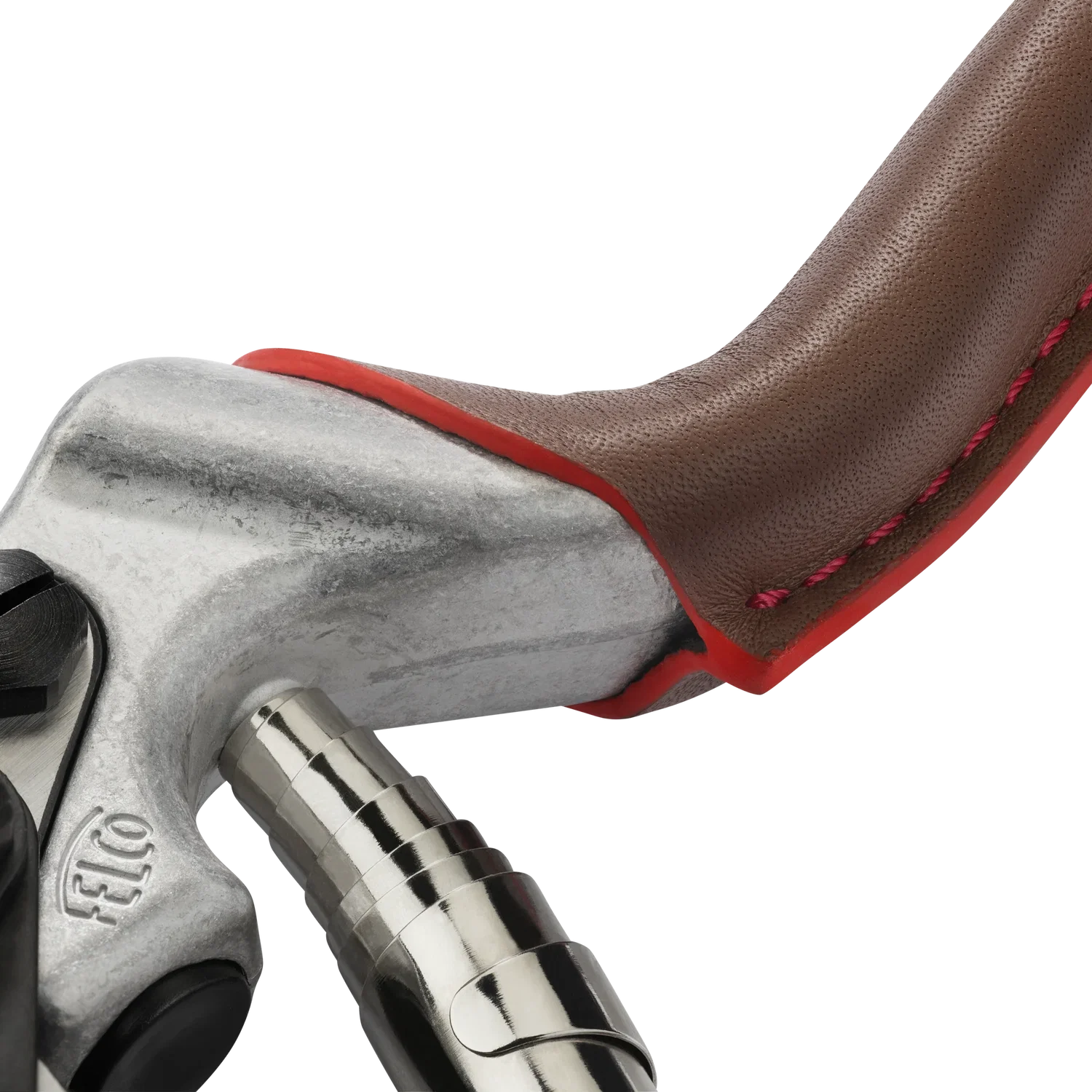Nærbillede af Felco 8 Elite beskæringssaks håndtag og led med ergonomisk design, vippet skærehoved, sort F‑Tech belægning og rustbeskyttelse