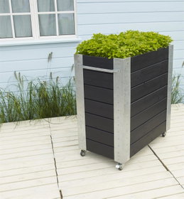 Sort firkantet plantekasse på hjul på terrasse