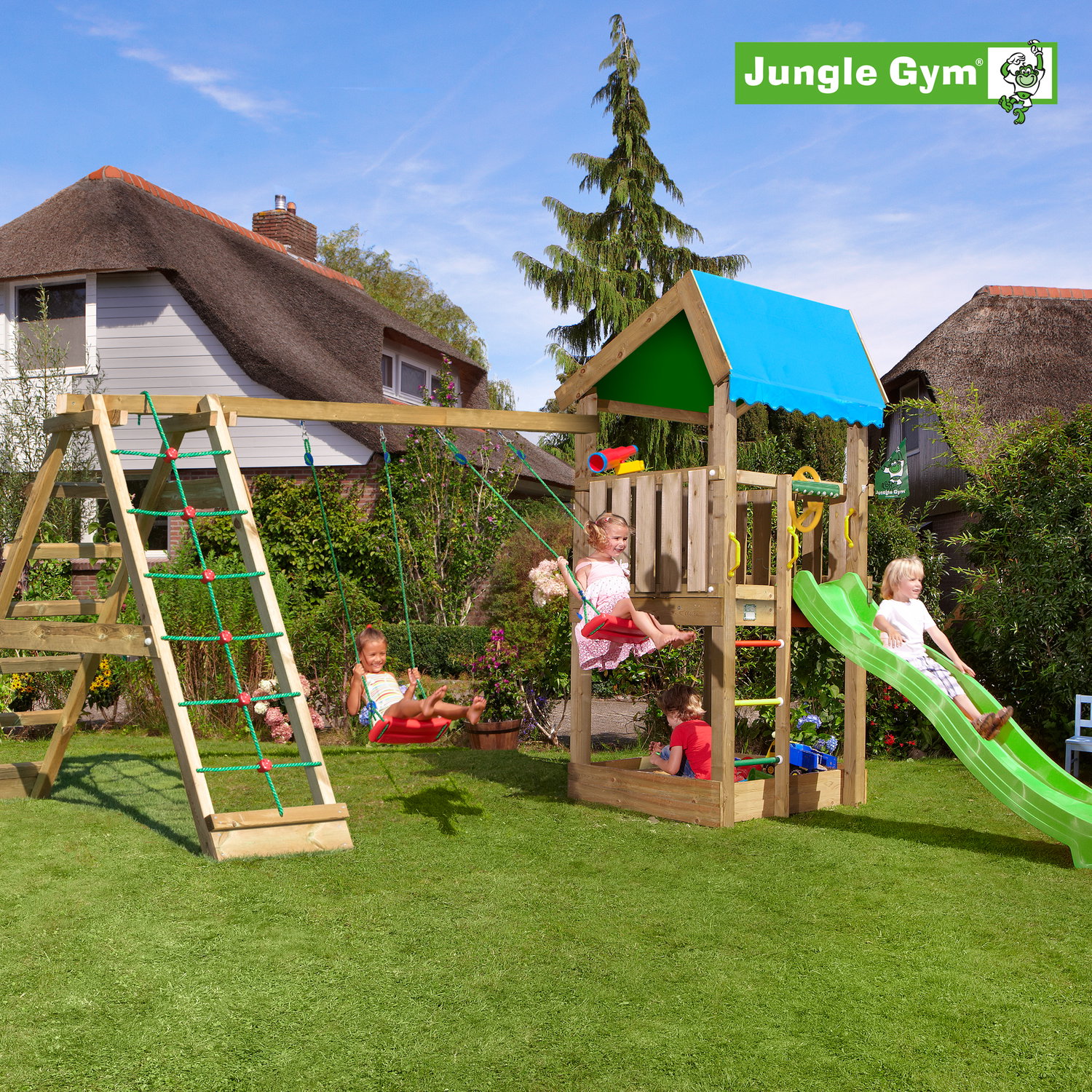 Jungle Gym legetårn med rutsjebane og gynger Børn leger på Jungle Gym legetårn med rutsjebane