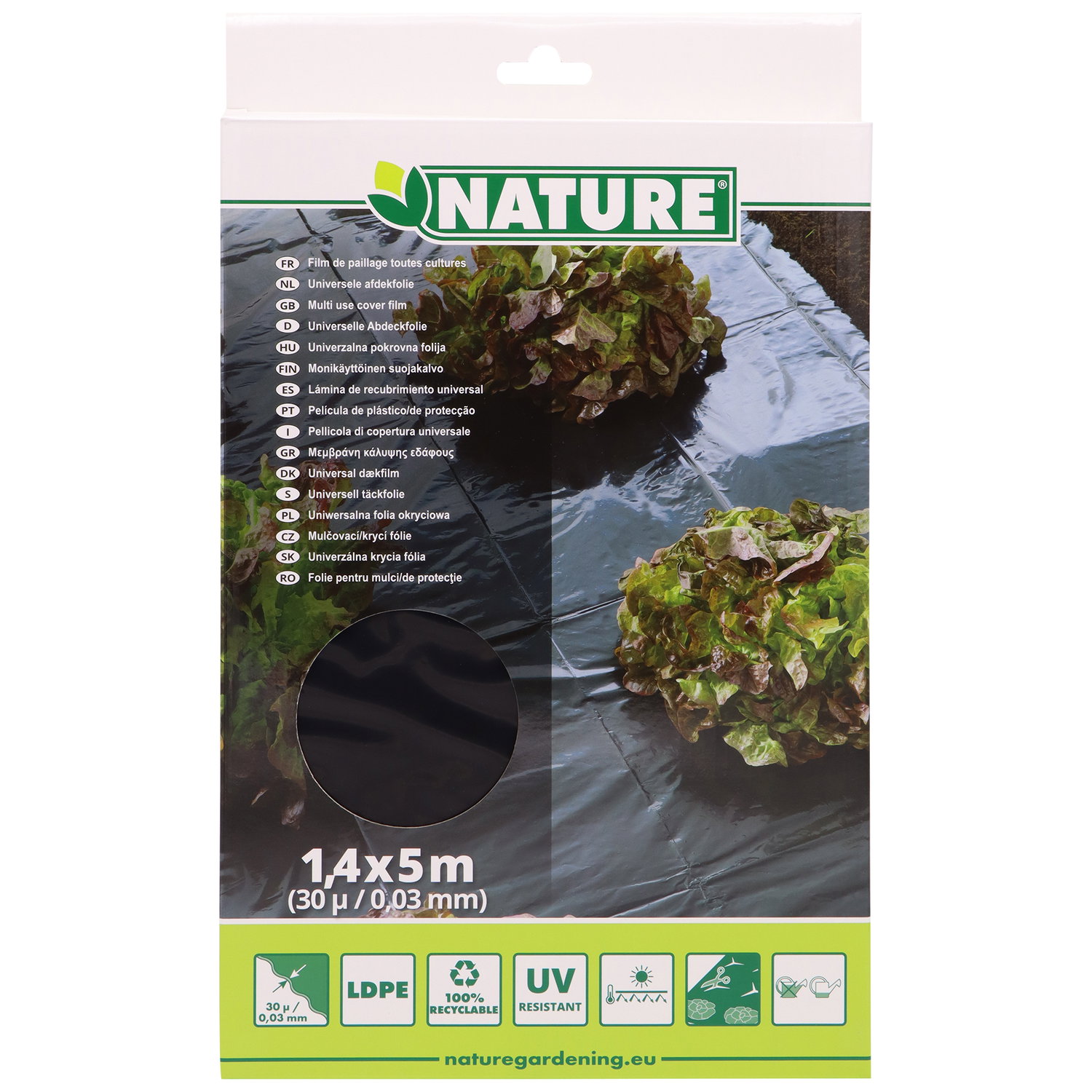 Billede af Nature Ukrudtsdug Universal 1,40 x 5 m i sort (LDPE, 30 µ) lagt i bed omkring salat; effektiv mod ukrudt, bevarer jordfugtighed og er UV-bestandig