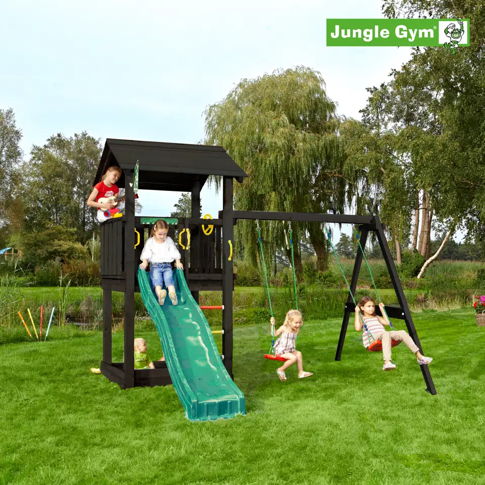 Jungle Gym Casa 2.1 legetårn grundmalet sort med 2-Swing Module 220 og mørkegrøn rutsjebane Jungle Gym Casa legetårn grundmalet sort med 2-Swing Module 220, mørkegrøn rutsjebane, trappe og sandkasse – børn leger på gynger og rutsjer i have